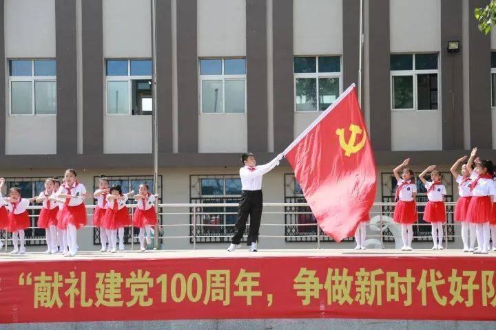 古怪巫师逃离村庄